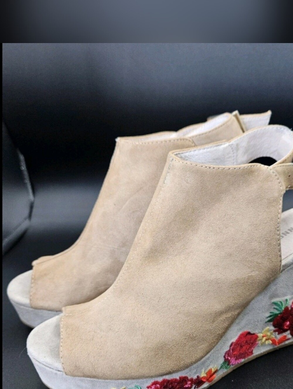 Kenneth Cole Beige Suede Peep-Toe Wedge Sandals with Embroidered Floral Size 7.5